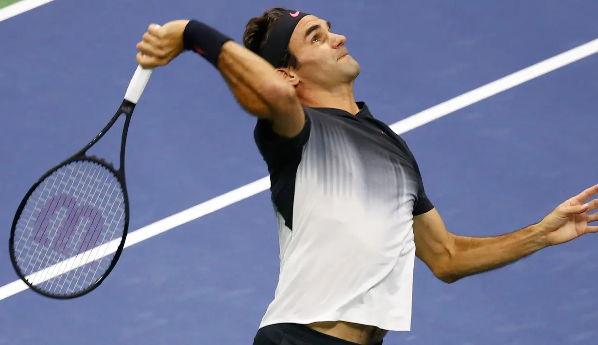 Petenis Swiss, Roger Federer berusaha melakukan smesh ke petenis Argentina, Juan Martin del Potro pada perempat final AS Terbuka 2017 di New York, Rabu (6/9). Federer kalah pada duel sengit melelahkan dalam waktu dua jam 50 menit. (AP Photo/Kathy Willens)