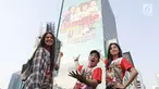 Para pemain film Jomblo, Aurelie Moeremans, Ge Pamungkas dan Indah Permatasari berpose dengan latar belakang poster Film Jomblo di Jakarta Jumat (22/9). (Liputan6.com/Herman Zakharia)