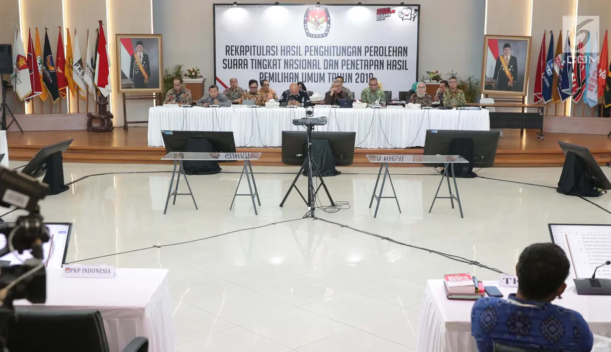 Ketua KPU RI, Arief Budiman  saat rapat Rekapitulasi Hasil Penghitungan Perolehan Suara Tingkat Nasional dan Penetapan Hasil Pemilu Tahun 2019, Jakarta, Jumat (10/5/2019). Rencananya hari ini, rapat menetapkan hasil penghitungan di Bali dan Bangka Belitung. (Liputan6.com/Helmi Fithriansyah)