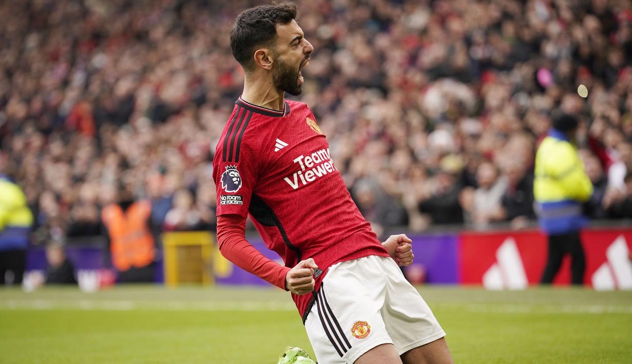 Selebrasi kapten tim Manchester United, Bruno Fernandes setelah mencetak gol pertama timnya lewat eksekusi penalti ke gawang Everton pada laga pekan ke-28 Premier League 2023/2024 di Old Trafford Stadium, Manchester, Sabtu (9/3/2024). (AP Photo/Dave Thompson)