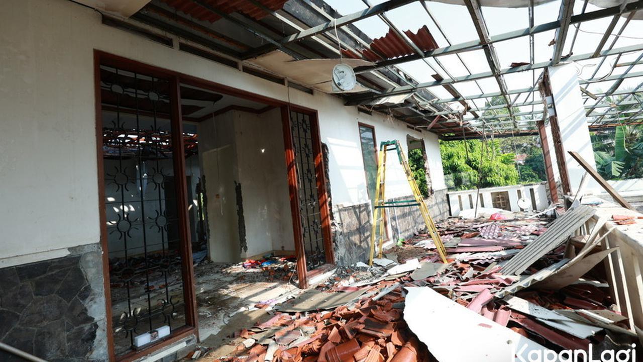 9 Potret Rumah Atalarik Syach yang Dieksekusi Aparat, Dinding Rumah Jebol dan Genteng Hancur