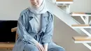 <p>Mega iskanti memadukan celana denim boyfriend dengan outer model coat warna baby blue. Kombinasikan dengan kerudung warna baby blue atau puth. Agar tidak terlalu boiys bisa mengenakan heels. @megaiskanti</p>