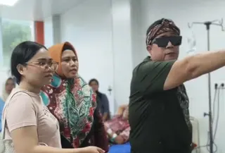 Ibu tiri berinisial TR (tengah)