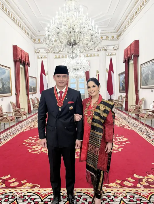 Kebaya merah terlihat statement berpadu kain etnik yang hadirkan gaya khas Indonesia yang begitu anggun.  [Foto: Instagram/ Annisa Yudhoyono]