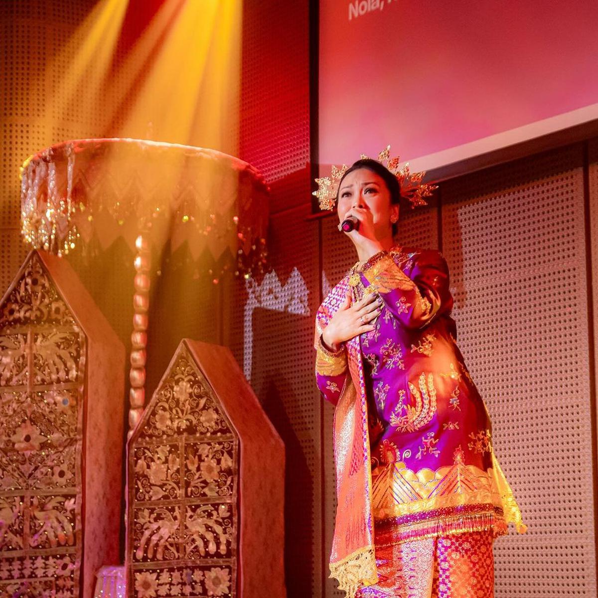Potret Cantik Nola B3 Pakai Baju Kuruang yang Anggun dalam Konser Kenangan untuk Elly Kasim