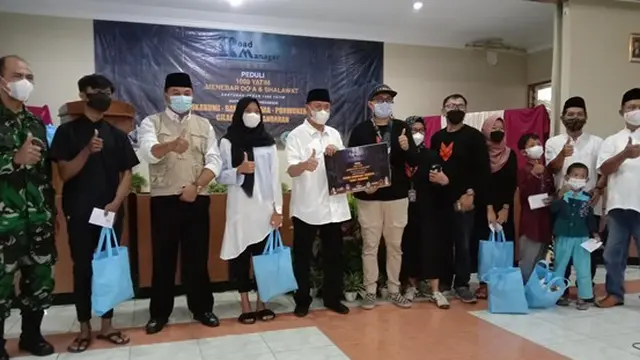 Penyerahan Secara Simbolis Santunan RMI di Purwokerto, Jawa Tengah. (Road Manager Indonesia / Yayasan Lentera Qolbu Amanah)