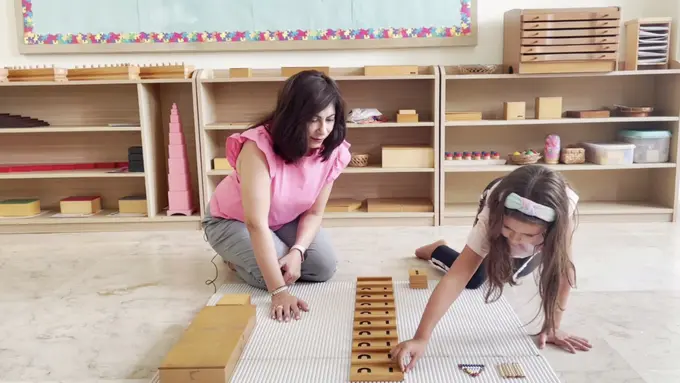 Belajar matematika dengan metode Montessori.