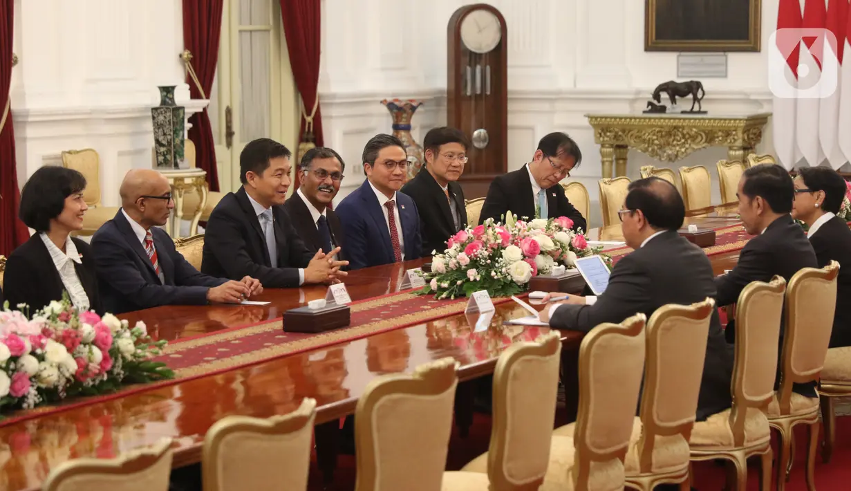 Ketua Parlemen Singapura Tan Chuan-Jin (ketiga kiri) berbincang dengan Presiden Joko Widodo (kanan tengah) di Istana Merdeka, Jakarta, Rabu (20/11/2019). Tan Chuan-Jin memimpin rombongan parlemen Singapura menemui Joko Widodo. (Liputan6.com/Angga Yuniar)