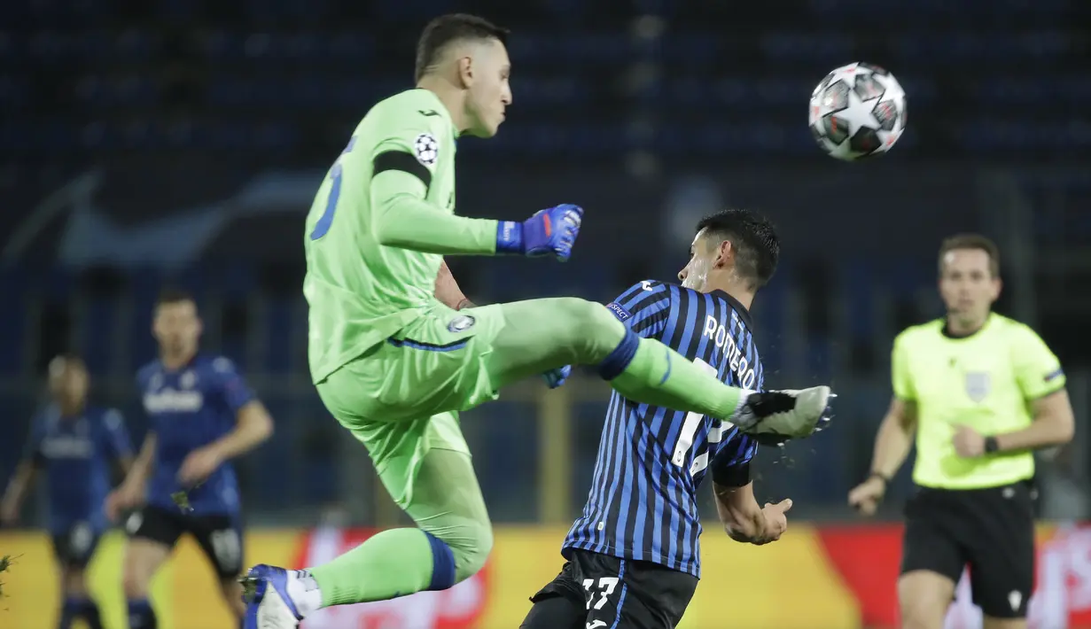 Kiper Atalanta, Pierluigi Gollini menghalau bola dari serangan para pemain Real Madrid dalam laga leg pertama babak 16 Besar Liga Champions 2020/21 di Gewiss Stadium, Bergamo, Rabu (24/2/2021). Atalanta kalah 0-1 dari Real Madrid. (AP/Luca Bruno)
