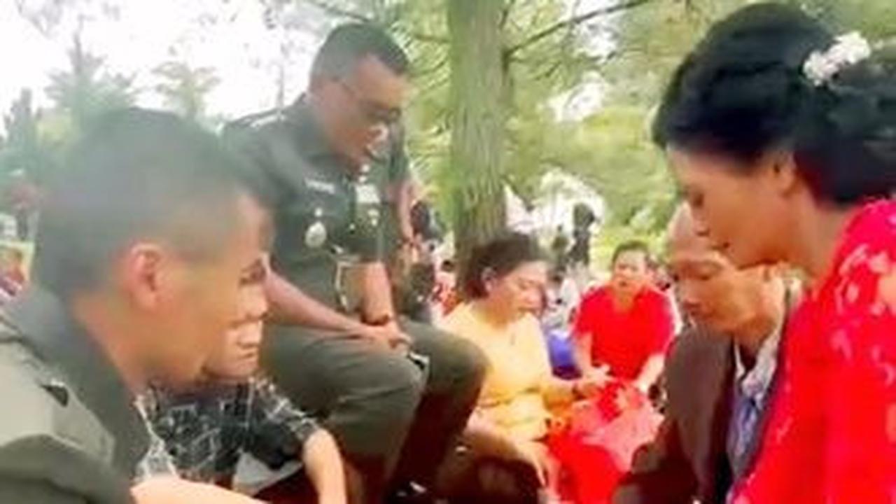 Kolonel Edward Bagikan Tradisi Batak