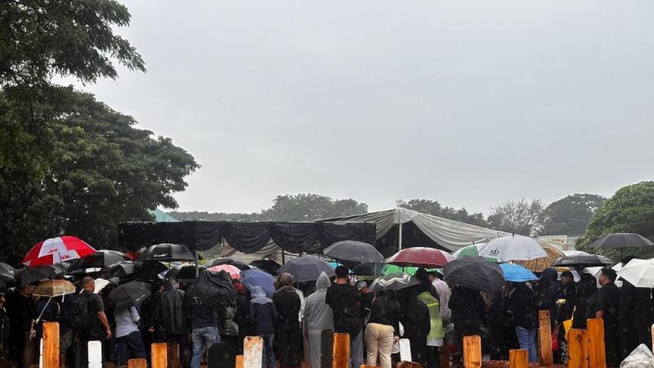 Pemakaman Vidi Aldiano di TPU Tanah Kusir Diwarnai Hujan dan Haru