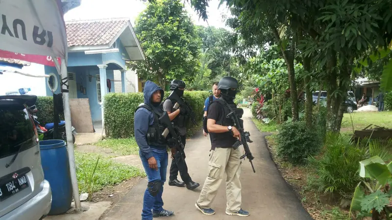  Densus 88 tangkap dan tembak tiga orang terduga teroris di sebuah kontrakan di daerah Kelurahan Babakan Kecamatan Setu, Kota Tangerang Selatan, pagi tadi.