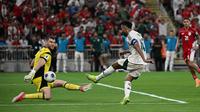 Maarten Paes jatuh bangun mengawal gawang Timnas Indonesia saat bersua Arab Saudi pada laga perdana putaran keempat Grup B Kualifikasi Piala Dunia 2026 di&nbsp;Al Inma Bank Stadium at King Abdullah Sport City, Kamis (9/10/2025) dini hari WIB. Sayangnya, Tim Garuda menelan kekalahan 2-3 dari Arab Saudi dalam duel tersebut. (AP Photo)&nbsp;&nbsp;