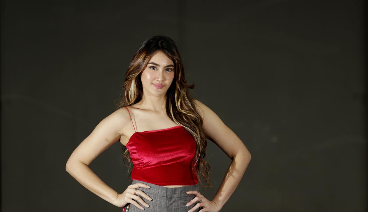 2. Intan Saumadina - Sosok Intan sudah tak asing lagi di layar kaca televisi Indonesia. Sebelum terkenal sebagai pembawa acara olahraga, lulusan S2 UI ini pernah menjalani profesi sebagai model hingga artis FTV. (Bola.com/M Iqbal Ichsan)