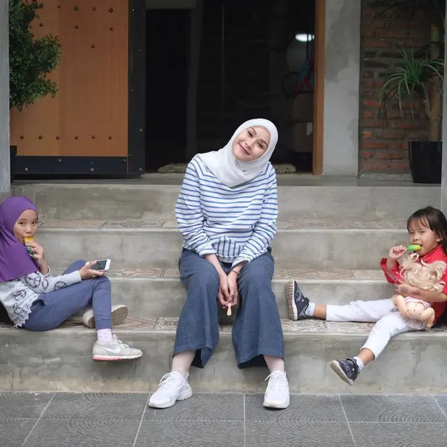 Potret rumah seleb dengan gaya industrial (Sumber: Instagram/@zaskiaadyamecca)