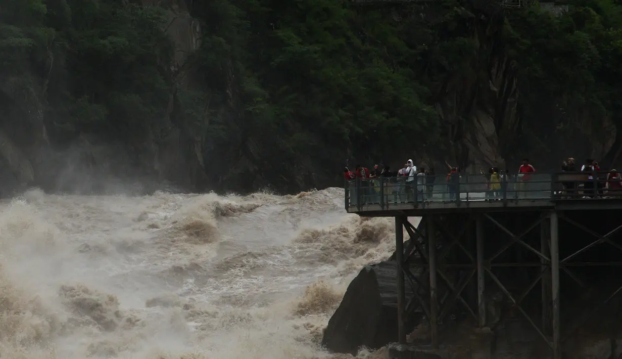 Derasnya arus sungai Jinsha dari tempat wisata Tiger Leaping Gorge di Diqing, Provinsi Yunnan, China (15/7). Wisatawan disajikan pemandangan bagaimana dahsyatnya arus sungai Jinsha. (REUTERS / Stringer)