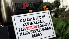 Aktivis dari Indonesia Corruption Watch (ICW) melakukan aksi di depan Gedung Merah Putih Komisi Pemberantasan Korupsi (KPK), Jakarta, Selasa (28/6/2022). ICW mengingatkan KPK untuk serius menangani kasus buronnya tersangka korupsi, Harun Masiku. (Liputan6.com/Helmi Fithriansyah)