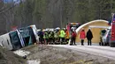 Suasana evakuasi sebuah bus rombongan anak-anak yang mengalami kecelakaan di E45 wilayah Sveg dan Fagelsjo di Swedia (2/4). (Photo Nisse Schmidt / TT / kod 40421)