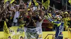 Selebrasi pebalap Movistar Yamaha, Valentino Rossi, di depan pendukungnya setelah finis kedua MotoGP Argentina di Sirkuit Autodromo Termas de Rio Hondo, Senin (4/4/2016) dini hari WIB. (AFP/Juan Mabromata)