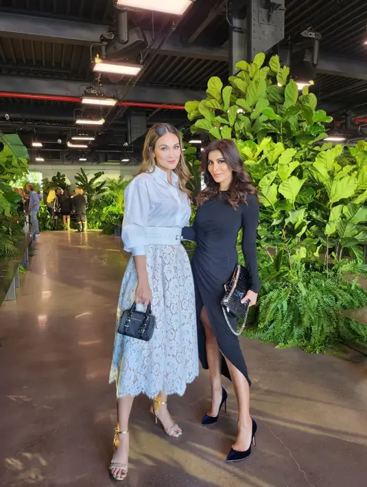 Luna terlihat menjinjing tas tangan mini warna hitam dan strappy sandal berhak yang menambah elegan penampilannya saat berfoto dengan Rosemin di event yang sama (Foto: Instagram @lunamaya)