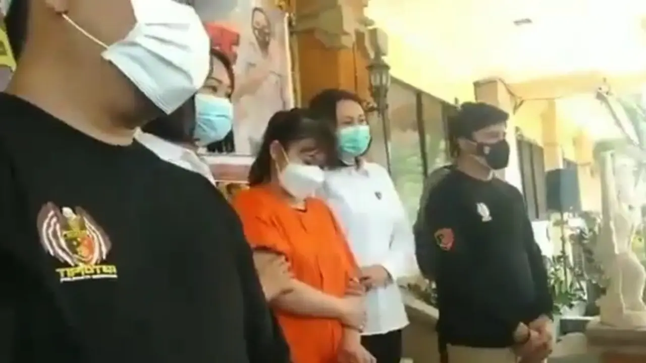 Selebgram Bali Diamankan Polisi Saat Live Bugil di Dua Aplikasi