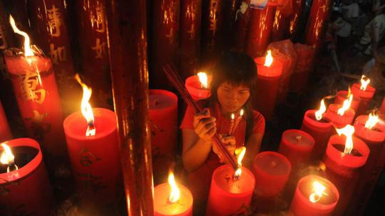 Malam Imlek, warga Tionghoa penuhi Klenteng Boen Tek Bio
