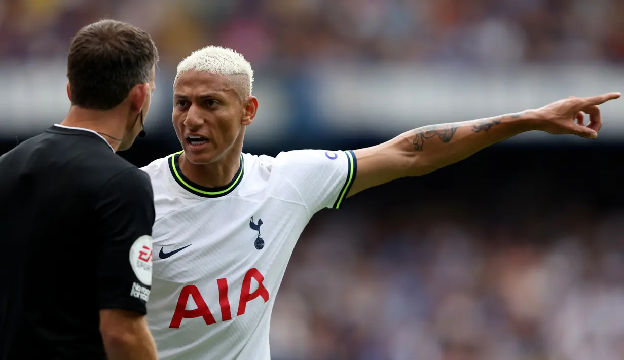 Richarlison. Striker Brasil berusia 25 tahun yang baru saja bergabung dengan Tottenham Hotspur pada awal musim 2022/2023 ini belum tampil maksimal sebagai pendamping Harry Kane di lini depan The Lilywhites. Dari 6 laga di Liga Inggris, ia baru menyumbang 2 assist. Sebenarnya ia sempat membuat gol saat laga menghadapi Fulham di pekan ke-6 (10/9/2022) namun akhirnya dianulir wasit setelah memeriksa rekaman VAR. Musim lalu saat masih berseragam Everton, ia sukses mencetak 10 gol di Liga Inggris selama musim 2021/2022. (AP/Ian Walton)