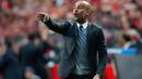 Pelatih Muenchen, Josep Guardiola mengintruksikan pemainnya saat melawan Benfica di leg kedua Liga Champions di Stadion Da Luz, Portugal (14/4). Muenchen berhak lolos ke semifinal usai  menahan imbang Benfica dengan skor 2-2. (Reuters/Rafael Marchante)
