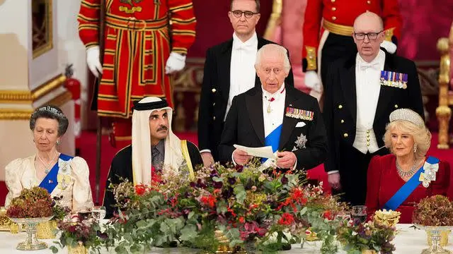 Raja Charles III dan Ratu Camilla berpose bersama Emir Qatar Sheikh Tamim bin Hamad Al Thani dan istri pertamanya, Sheikha Jawaher, di Istana Buckingham. (dok. Aaron Chown / POOL / AFP)