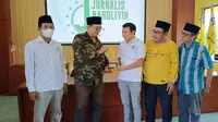 Adam Rusydi menerima penghargaan Tokoh Muda Nahdliyin Inspiratif Jawa Timur 2022 dari Forkom Jurnalis Nahdliyin. (Istimewa).