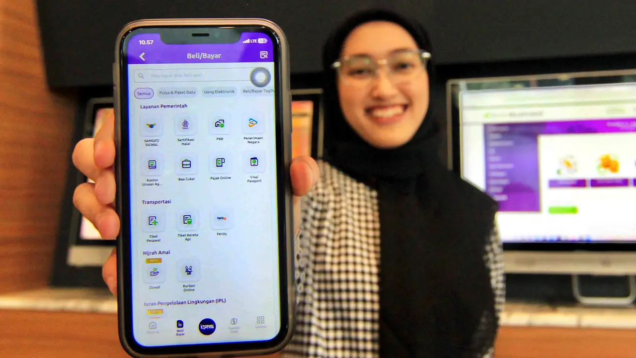 Karyawan memperlihatkan fitur pembayaran sertifikasi halal Muamalat DIN di Jakarta, Selasa (30/12/2025). (Dok Bank Muamalat)