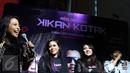 Vokalis Kotak, Tantri bersama Kikan X Kotak saat peluncuran single kolaborasi Kikan X Kotak di kawasan SCBD, Jakarta, Senin (14/3/2016). Single perdana tersebut bertajuk Long Live Rock N Roll. (Liputan6.com/Herman Zakharia)