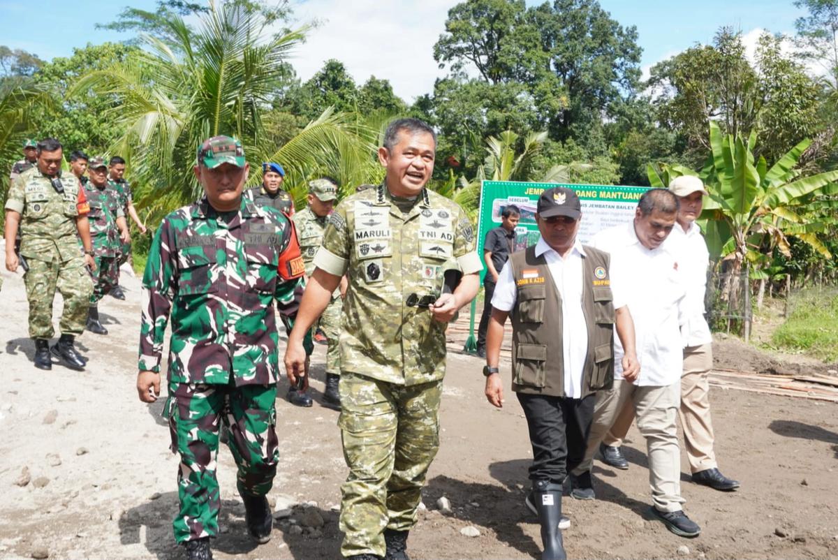 Kasad Jenderal Maruli Simanjuntak mendampingi Presiden Prabowo Subianto meninjau langsung penanganan dan pemulihan wilayah terdampak bencana 'galodo' di Provinsi Sumatra Barat, Kamis (18/12/2025).