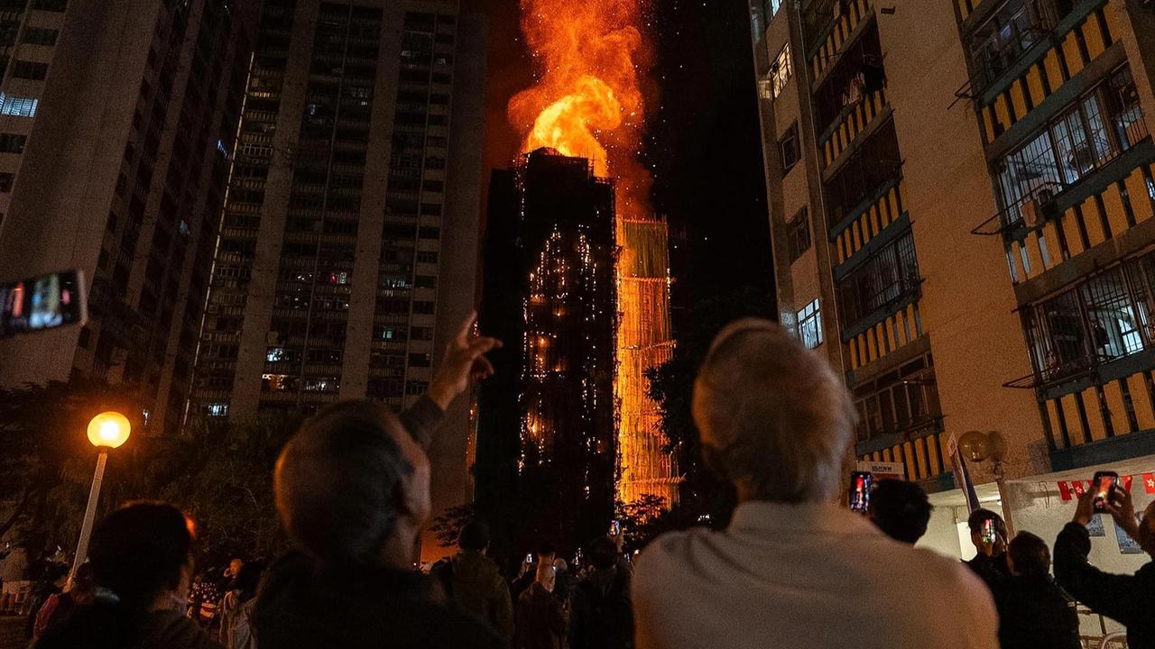 FOTO: Mengerikan! Kebakaran Hebat di Hong Kong Tewaskan 13 Warga dan Lukai Belasan Lainnya