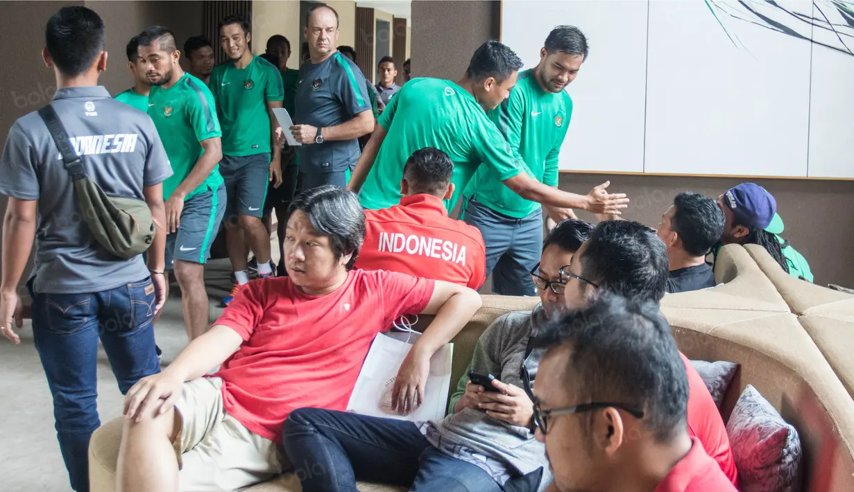 Sejumlah pemain Timnas Indonesia menyempatkan diri menyapa rekan-rekannya yang berada di lobi Hotel Aston Sentul, Jawa Barat, Rabu (14/12/2016). (Bola.com/Vitalis Yogi Trisna)