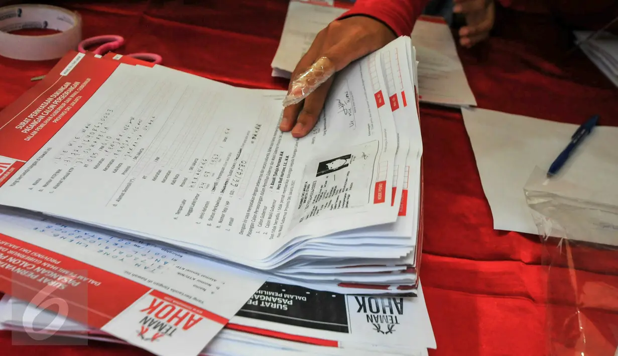 Sejumlah data KTP dukungan warga Jakarta kepada Basuki Tjahaja Purnama di Sekretariat TemanAhok, Jakarta, Minggu (19/6). TemanAhok berhasil mengumpulkan satu juta KTP dukungan bagi pencalonan Ahok dalam Pilgub Jakarta 2017. (Liputan6.com/Yoppy Renato)