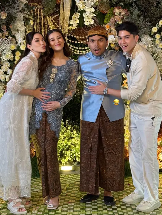 <p>Alyssa Daguise dan Al Ghazali tak pernah absen di acara penting Aaliyah Massaid dan Thariq Halilintar. Alyssa pun tampil anggun mengenakan dress lace putih serasi dengan warna sandal Chanelnya. Alyssa pun tampil dengan makeup flawless mengaplikaskan blush coral. [@alyssadaguise]</p>