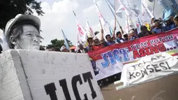 Dalam aksinya, massa membawa bendera dan spanduk bertuliskan 'JICT Tidak Butuh Asing', Kamis (7/8/14). (Liputan6.com/Faizal Fanani)