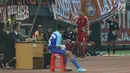 Pemain depan Persija, Marko Simic di bangku pemain karena kaus yang dikenakan robek pada bagian lengan saat laga persahabatan melawan Selangor FA di Stadion Patriot Candrabhaga, Bekasi, Kamis (6/9). (Liputan6.com/Helmi Fithriansyah)