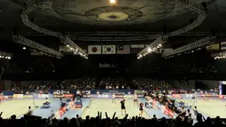 Sejumlah penonton menyaksikan Indonesia Open 2017.  Veneu untuk menggelar Indonesia Open ini berkapasitas 3.400 kursi. (Bola.com/M Iqbal Ichsan)