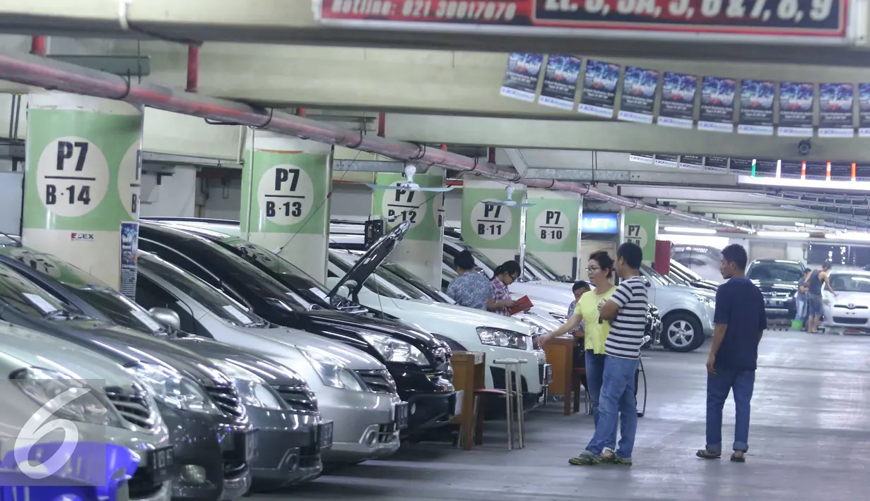 Sejumlah pengunjung melihat mobil bekas yang dijual di WTC Mangga Dua, Jakarta, Kamis (6/10). Pedagang mobil bekas di lokasi tersebut mengakui alami penurunan penjualan di bulan ini. (Liputan6.com/Angga Yuniar)