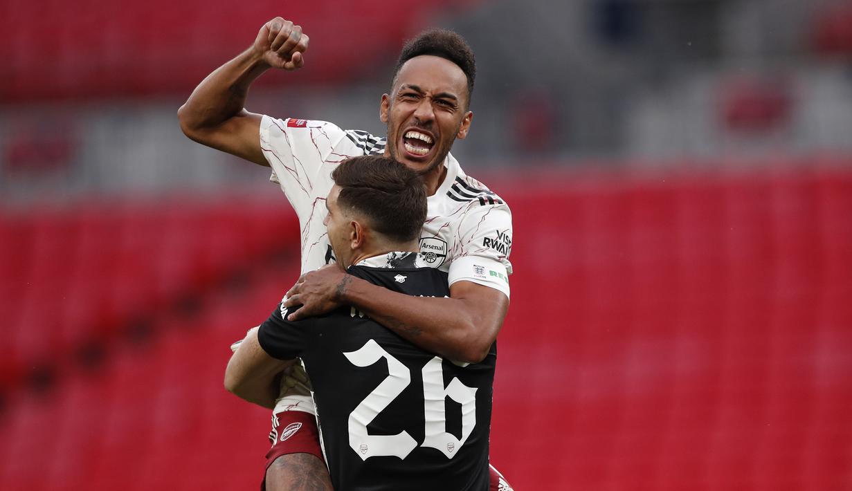 Pemain Arsenal, Pierre-Emerick Aubameyang, merayakan kemenangan atas Liverpool pada laga Community Shield 2020 di Stadion Wembley, Sabtu (29/8/2020) malam WIB. Arsenal menang 5-4 atas Liverpool lewat adu penalti. (Andrew Couldridge/Pool via AP)