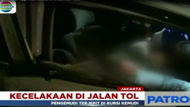 Kecelakaan di Tol Dalam Kota, Pengemudi Sedan Terjepit dalam Mobil