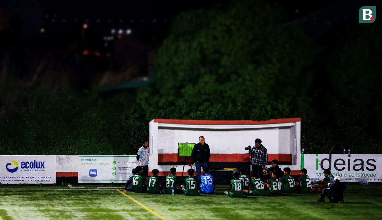 Para pemain  Korea-Korea Selecao ketika mendapatkan intruksi langsung dari manajer projek sekaligus founder dari Korea-Korea Selecao, Justinus Lhaksana. Coach Justin mengatakan bahwa pertandingan uji coba tersebut merupakan panggung untuk para pemain.