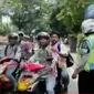 Usai menempuh ujian nasional selama 4 hari, sejumlah pelajar melakukan aksi corat-coret hingga kegiatan amal.