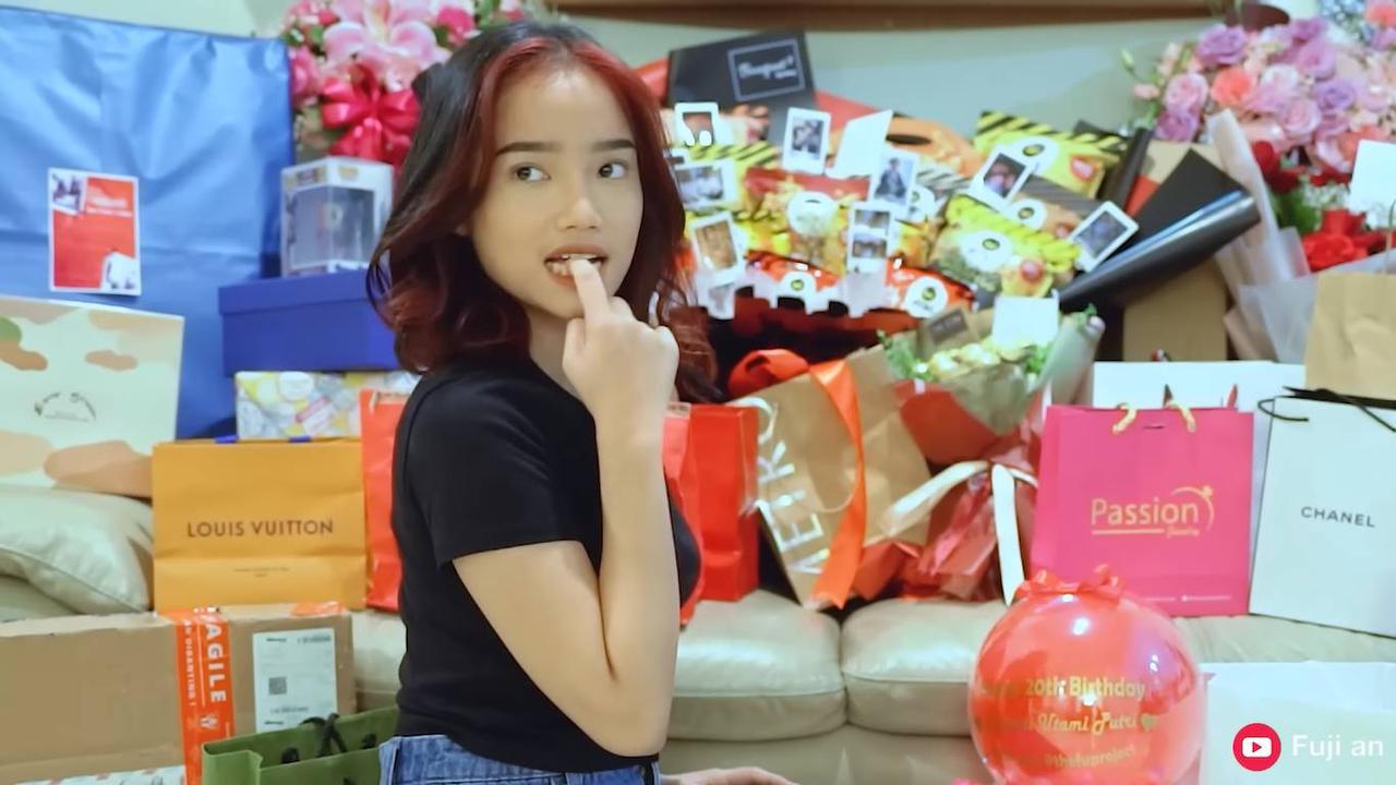 7 Momen Fuji Buka Kado Ulang Tahun, Dapat Hadiah Mewah dan Thoriq Halilintar