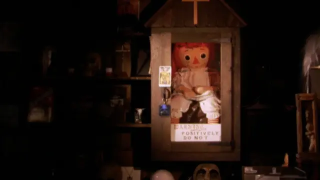 5 Potret Terkini Boneka Arwah Annabelle yang Asli di Museum, Terkunci Sejak 1970