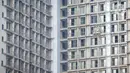 Pekerja menyelesaikan proyek pembangunan apartemen di kawasan Tangerang Selatan, Rabu (25/11/2020). Ekspektasi investor untuk berinvestasi di apartemen berkurang disebabkan turunnya harga sewa apartemen dan stagnansi harga jual. (Liputan6.com/Angga Yuniar)