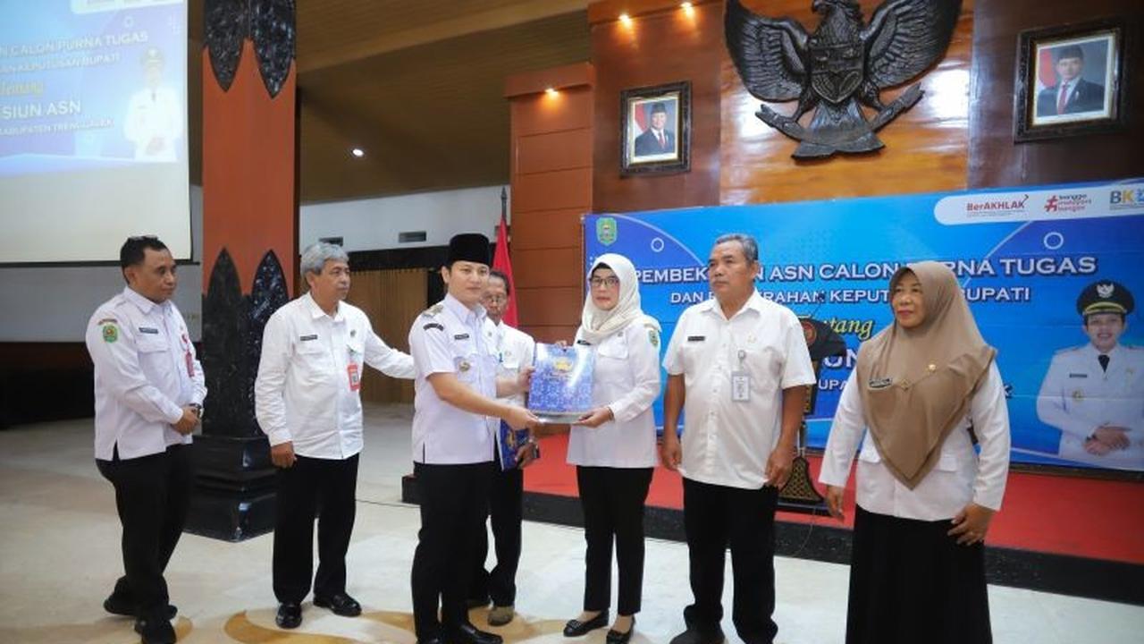 Bupati Trenggalek Serahkan SK Pensiun kepada 90 PNS, Apresiasi Dedikasi Pengabdian