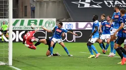 Bek Atalanta, Mattia Caldara, berebut bola atas dengan bek Napoli, Mario Rui, pada laga lanjutan Serie A pekan ke-29 di Gewiss Stadium, Jumat (3/7/2020) dini hari WIB. Atalanta menang 2-0 atas Napoli. (AFP/Miguel Medina)